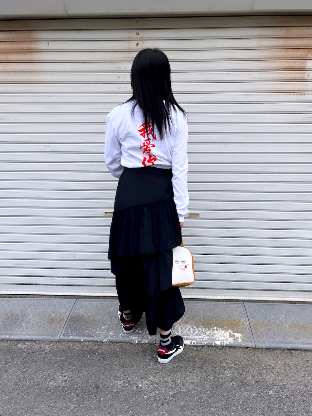 ホワイト系のファッション雑貨、シルバー系のネックレスを着用したレディースの春コーディネートの2枚目の写真