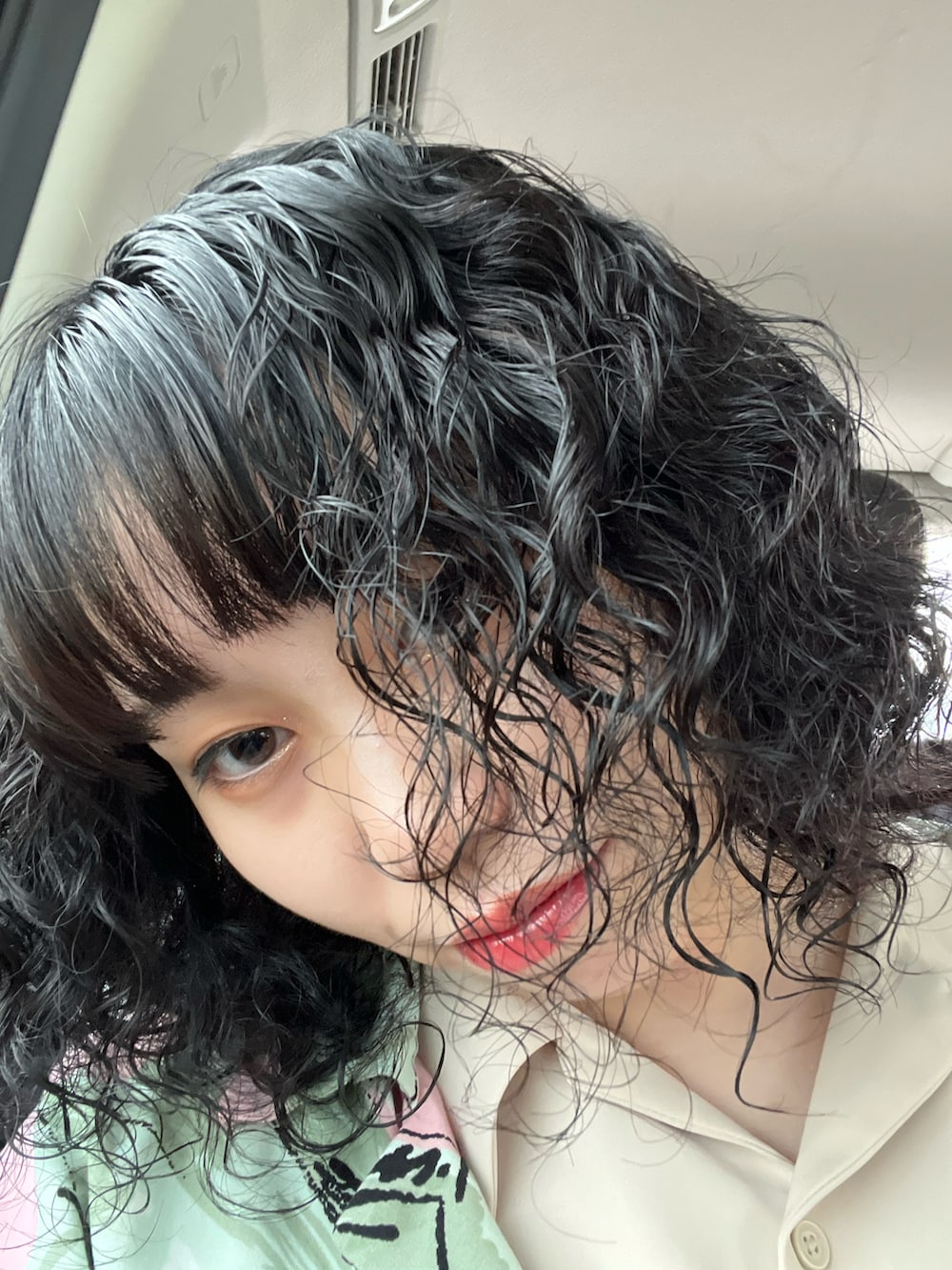 ブラック系のバックパック/リュック、ホワイト系のスニーカーを着用したレディースの春コーディネートの2枚目の写真