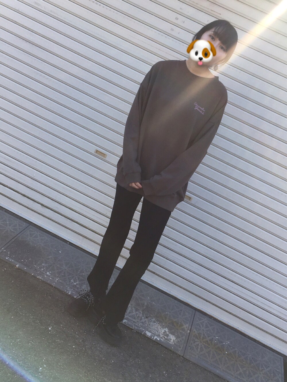 ブラック系のその他パンツ、ブラック系のシューズを着用したレディースの秋コーディネートの2枚目の写真