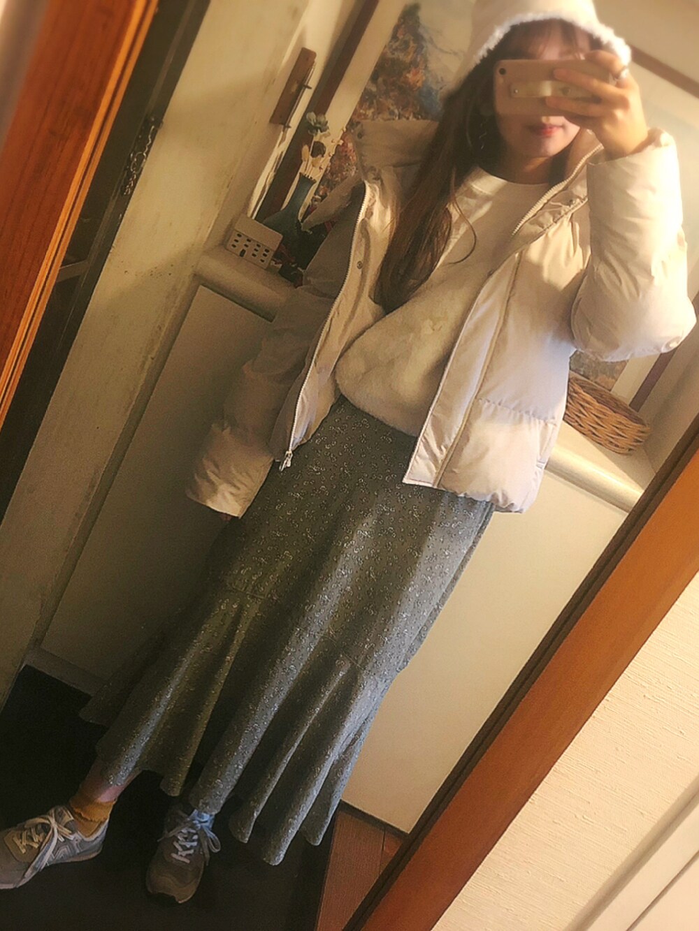 グリーン系のスカート、ホワイト系のボディバッグ/ウエストポーチ、ホワイト系のTシャツ/カットソーを着用したレディースの秋コーディネートの2枚目の写真