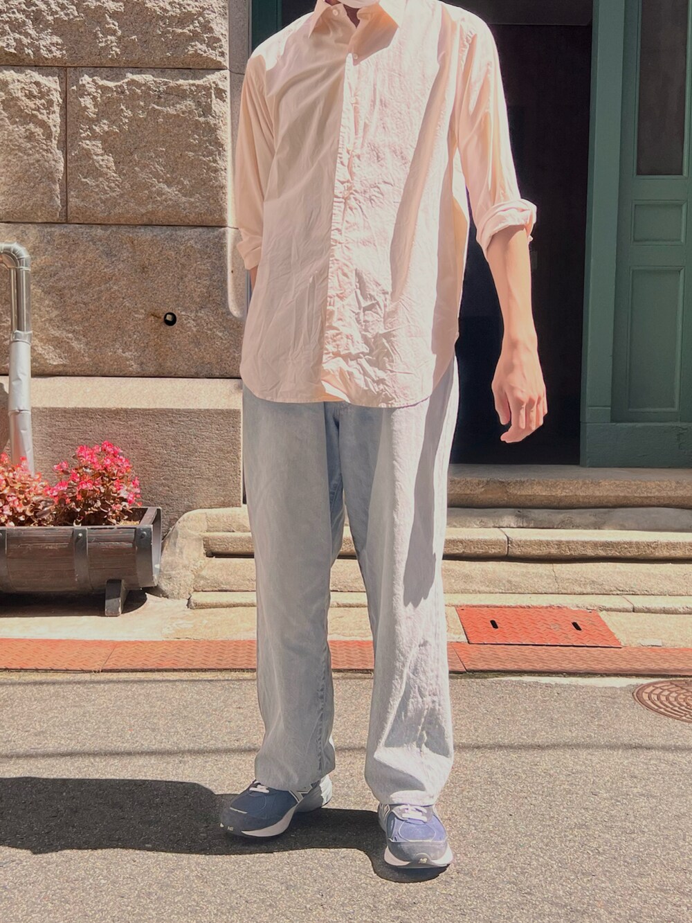 ブルー系のデニムパンツ、ブルー系のスニーカー、ピンク系のシャツ/ブラウスを着用したメンズの夏コーディネートの2枚目の写真