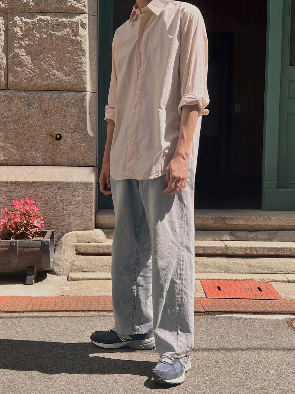 ブルー系のデニムパンツ、ブルー系のスニーカー、ピンク系のシャツ/ブラウスを着用したメンズの夏コーディネートの3枚目の写真