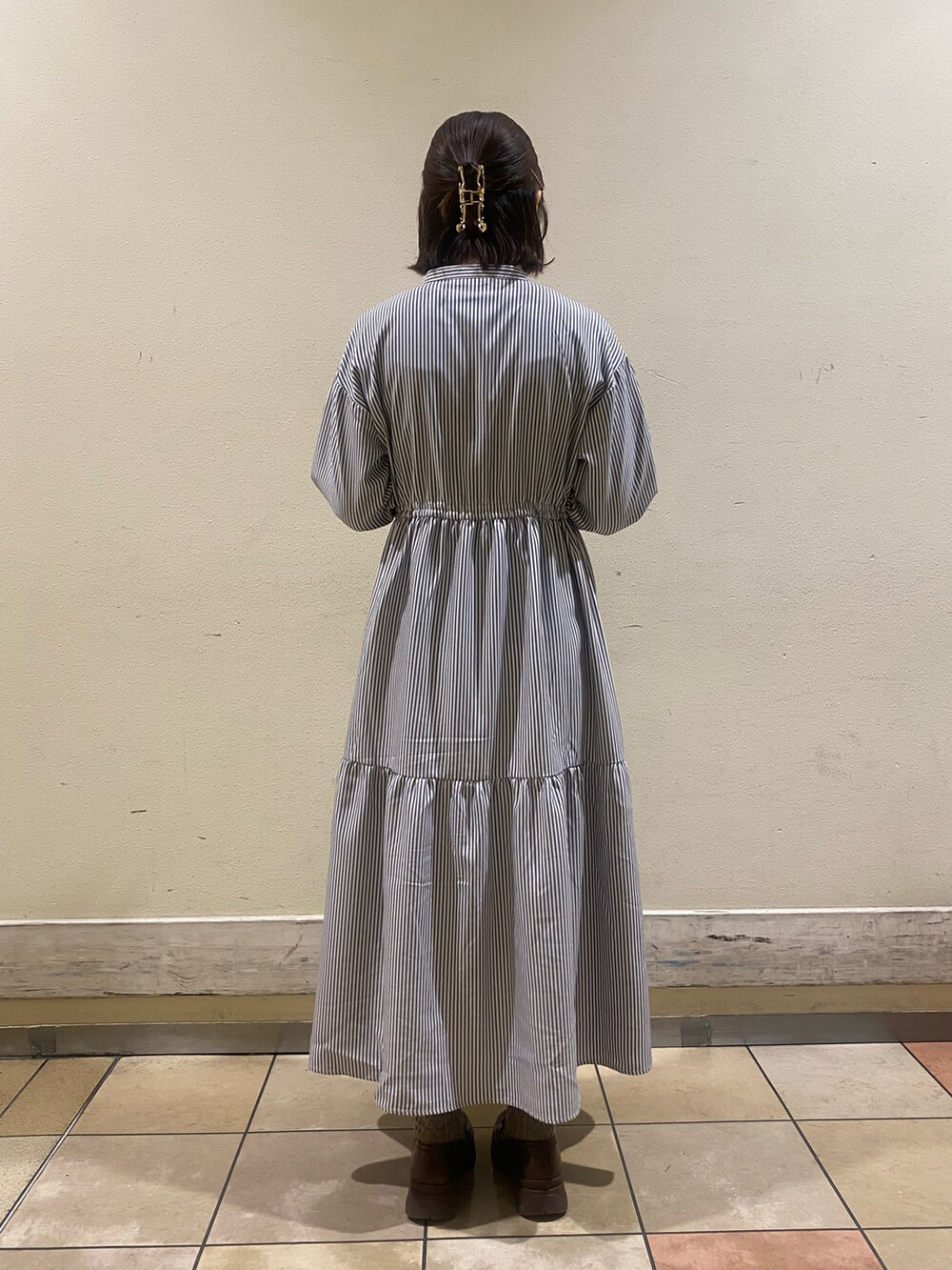 ブラック系のワンピースを着用したレディースの春コーディネートの4枚目の写真