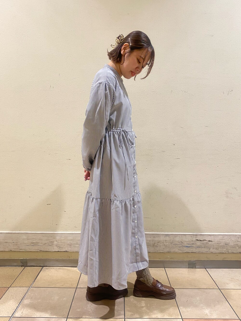 ブラック系のワンピースを着用したレディースの春コーディネートの2枚目の写真