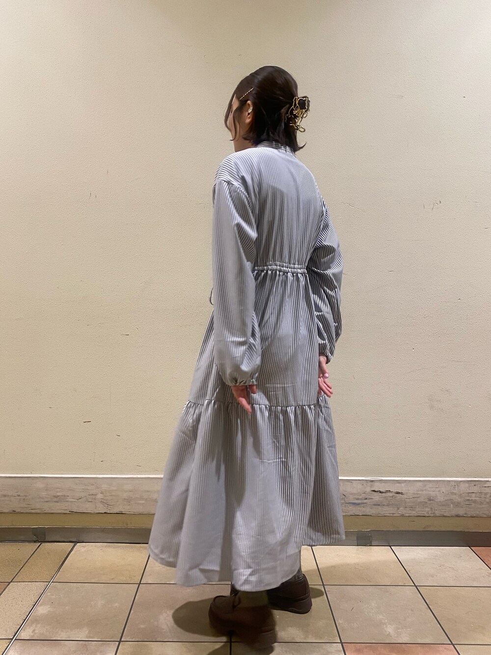 ブラック系のワンピースを着用したレディースの春コーディネートの3枚目の写真