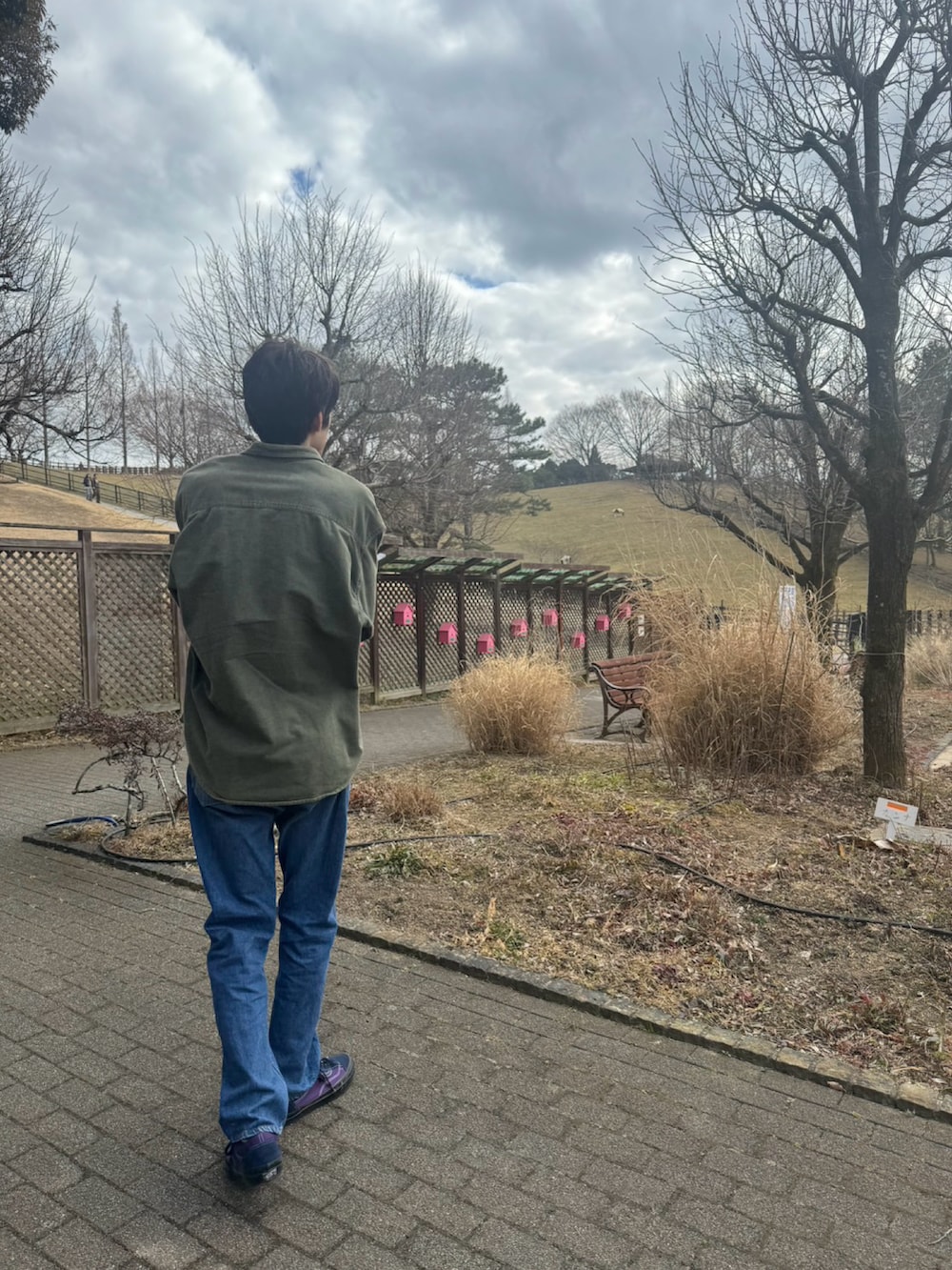 グリーン系のシャツ/ブラウス、ホワイト系のTシャツ/カットソー、ブルー系のデニムパンツを着用したメンズの冬コーディネートの3枚目の写真