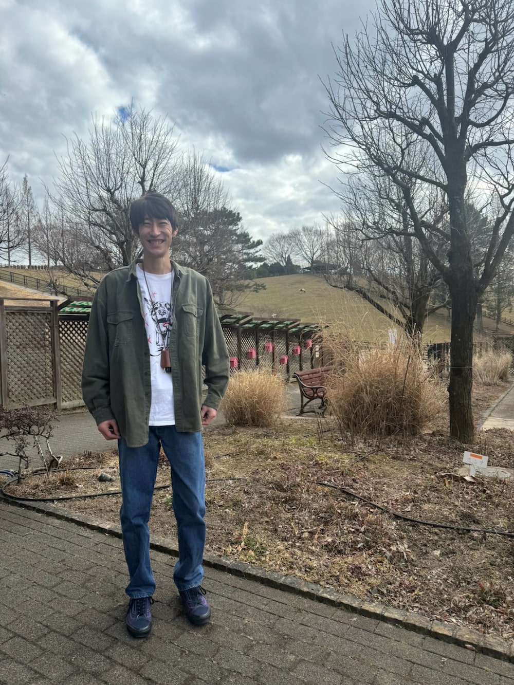 グリーン系のシャツ/ブラウス、ホワイト系のTシャツ/カットソー、ブルー系のデニムパンツを着用したメンズの冬コーディネートの2枚目の写真