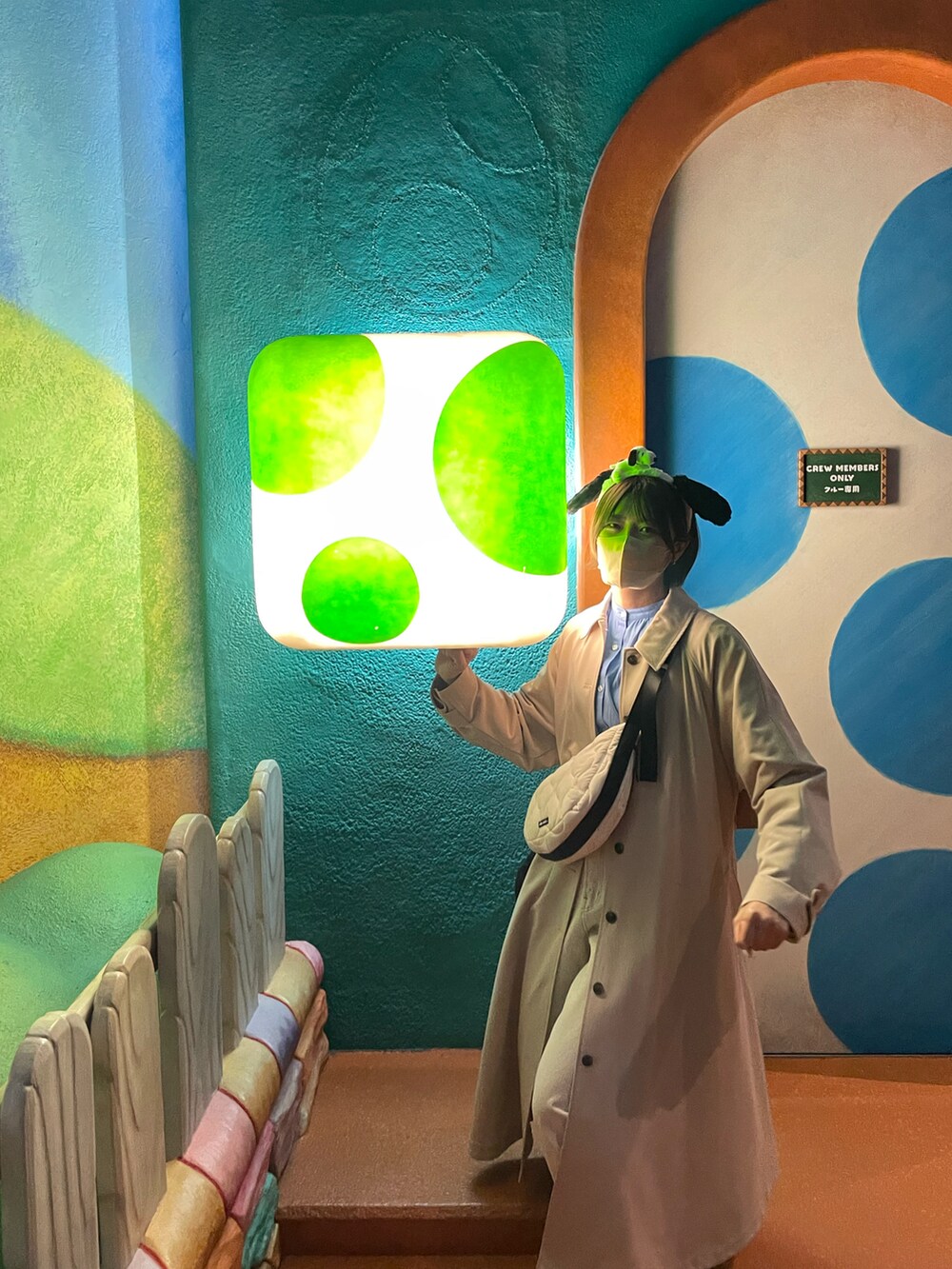 ブルー系のシャツ/ブラウス、ホワイト系のデニムパンツ、ベージュ系のショルダーバッグを着用したレディースの春コーディネートの2枚目の写真