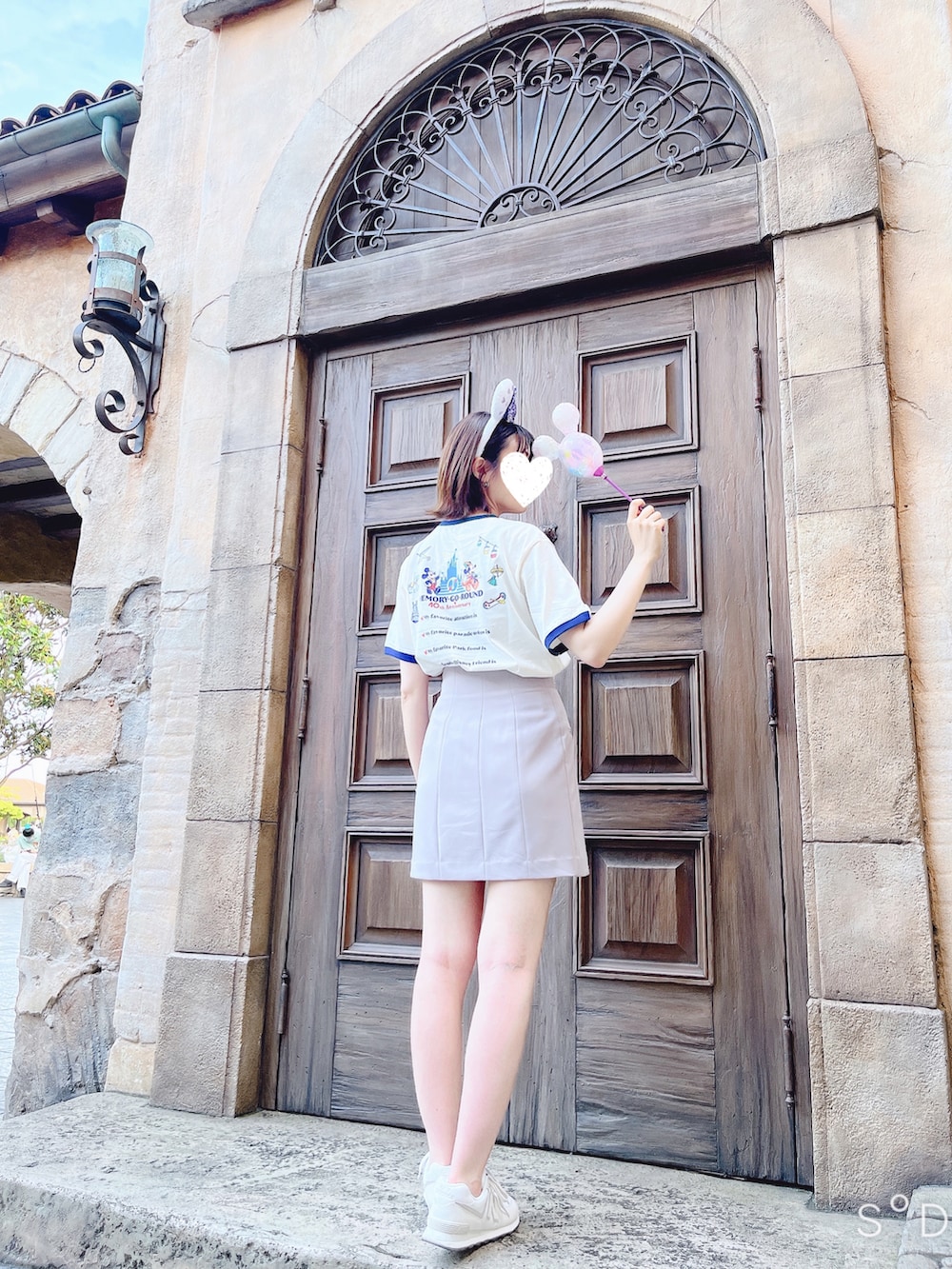 ホワイト系のTシャツ/カットソー、ベージュ系のショルダーバッグ、ベージュ系のその他パンツを着用したレディースの夏コーディネートの3枚目の写真