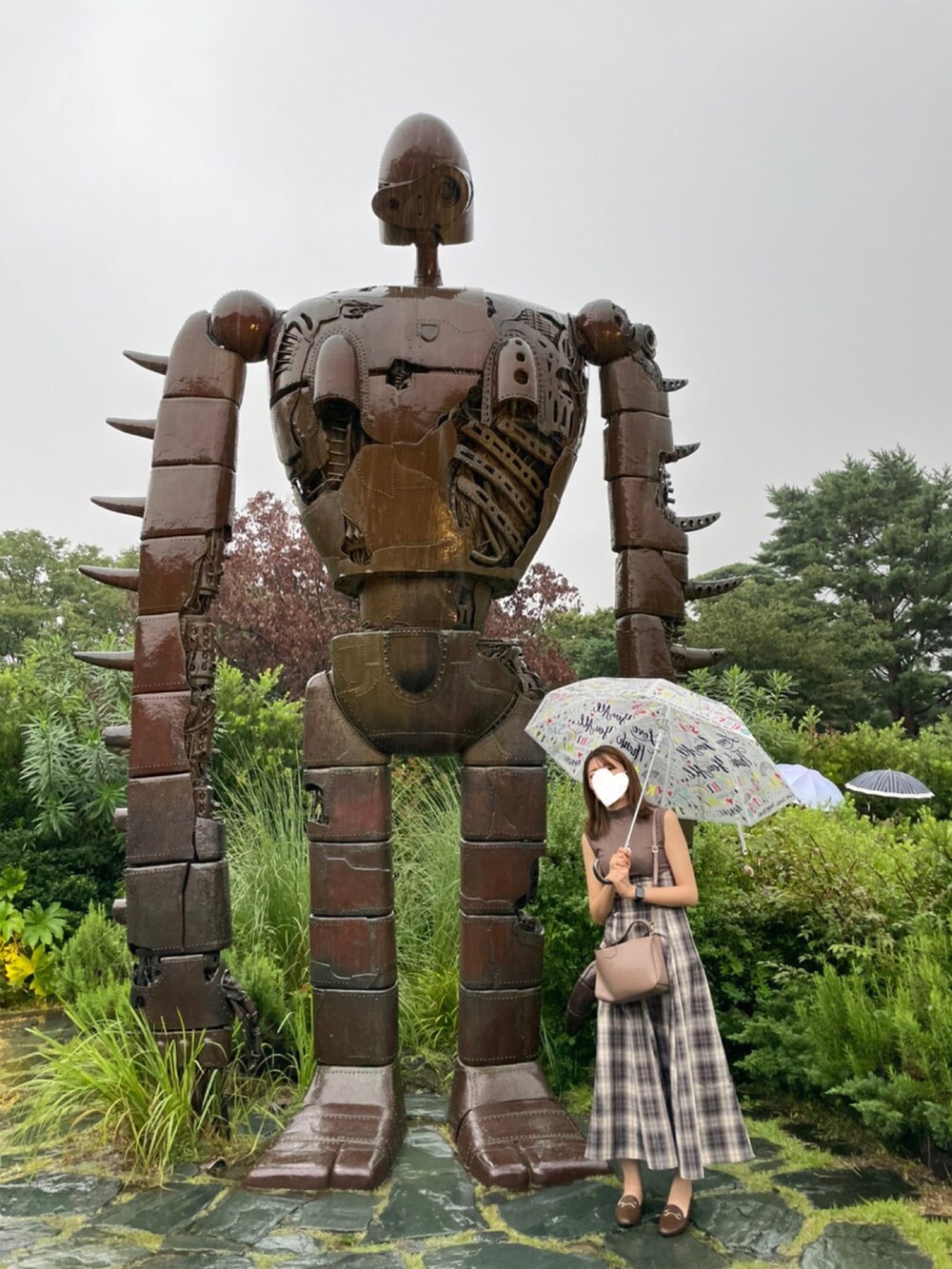 ベージュ系のワンピースを着用したレディースの秋コーディネートの2枚目の写真