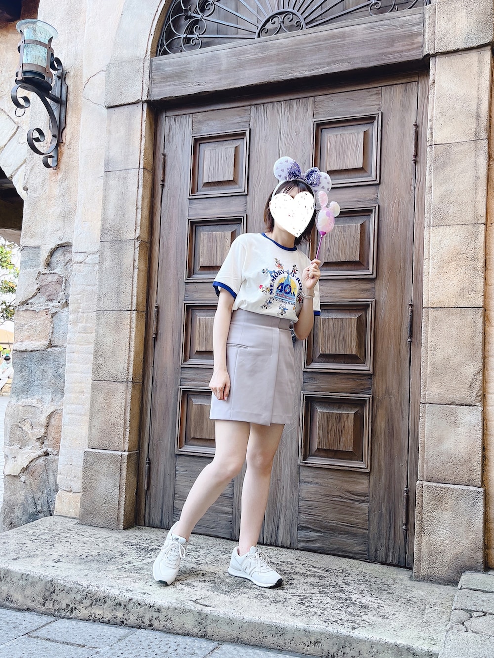 ホワイト系のTシャツ/カットソー、ベージュ系のショルダーバッグ、ベージュ系のその他パンツを着用したレディースの夏コーディネートの2枚目の写真