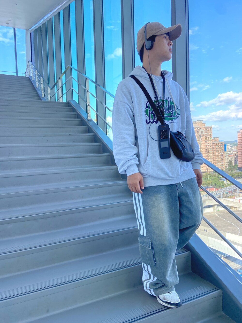 「ootd、冬、oversize、街頭穿搭、韓國品牌」｜「LMCのアイテム（その他トップス、ホワイト系）」を使った、jimmy さん（メンズ・169cm）の冬コーディネートの3枚目の写真