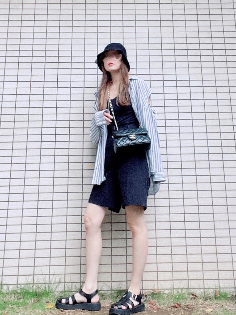 ブラック系のシャツ/ブラウス、ブラック系のパンツ、ブラック系のサンダルを着用したレディースの夏コーディネートの2枚目の写真