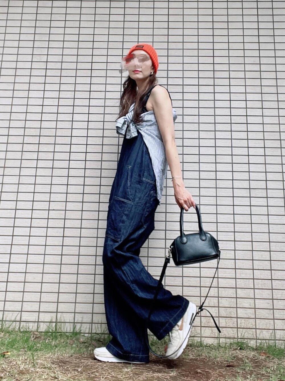 ブルー系のオールインワン・サロペット、ブラック系のシャツ/ブラウス、ブラック系のボストンバッグを着用したレディースの夏コーディネートの2枚目の写真