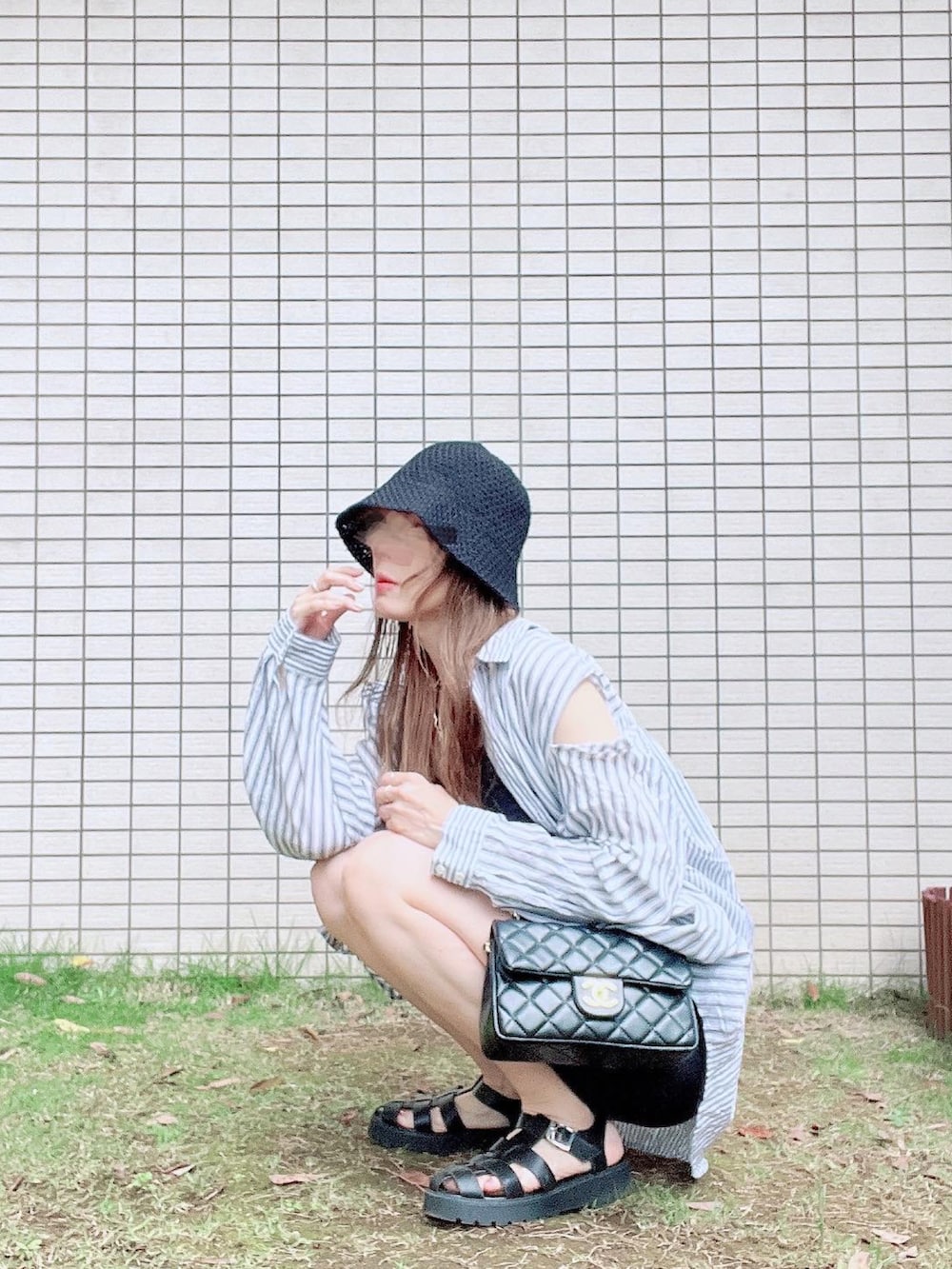 ブラック系のシャツ/ブラウス、ブラック系のパンツ、ブラック系のサンダルを着用したレディースの夏コーディネートの3枚目の写真