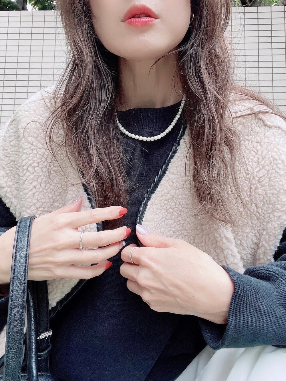 「秋冬コーデ、オトナカジュアル、秋服、ボア、ベスト、スウェット、Champion、mite、GRL、ロングスカート、レイヤードスタイル、ショートブーツ、プチプラ、パールネックレス」｜「Championのアイテム（スウェット、ブラック系）」を使った、chan-miさん（レディース・163cm）の秋コーディネートの3枚目の写真