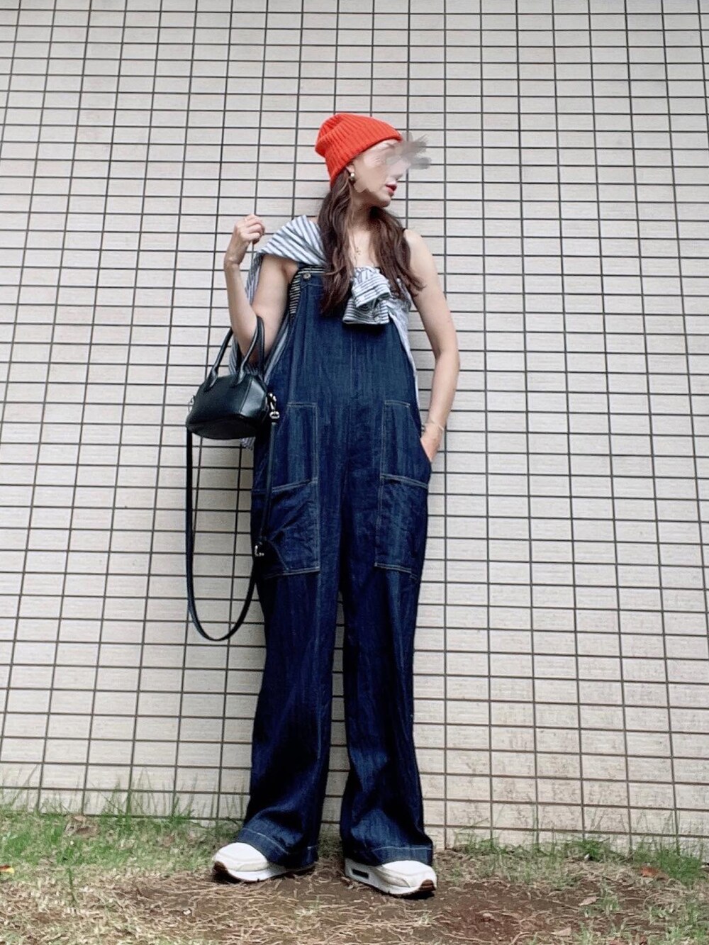 ブルー系のオールインワン・サロペット、ブラック系のシャツ/ブラウス、ブラック系のボストンバッグを着用したレディースの夏コーディネートの3枚目の写真