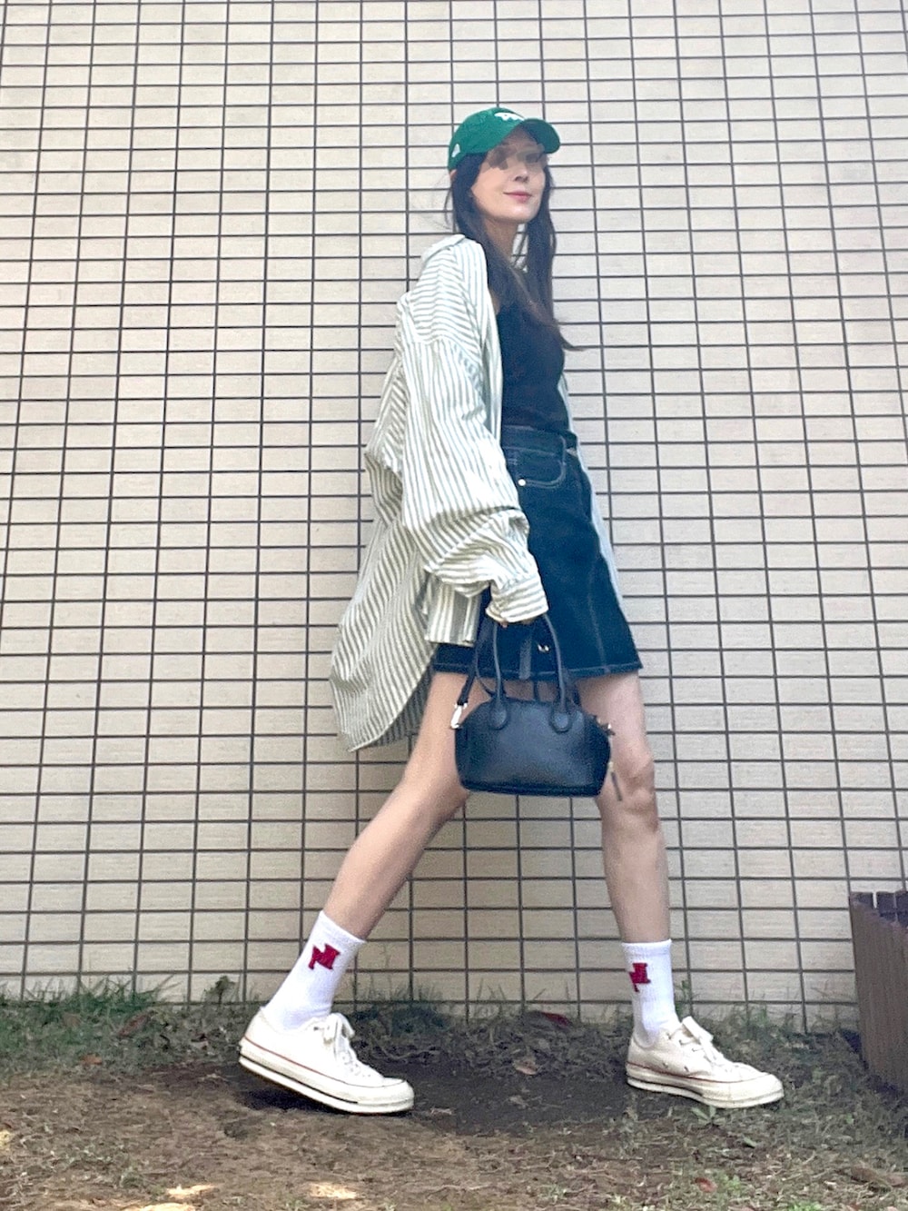 「カジュアル、春服コーデ、Ralph Lauren、GRL、NEW ERA、converse、ミニスカート、ストライプシャツ、ビッグシルエット、オーバーサイズ、プチプラ、韓国ファッション、キャップ」｜「RALPH LAURENのアイテム（シャツ/ブラウス、グリーン系）」を使った、chan-miさん（レディース・163cm）の春コーディネートの2枚目の写真