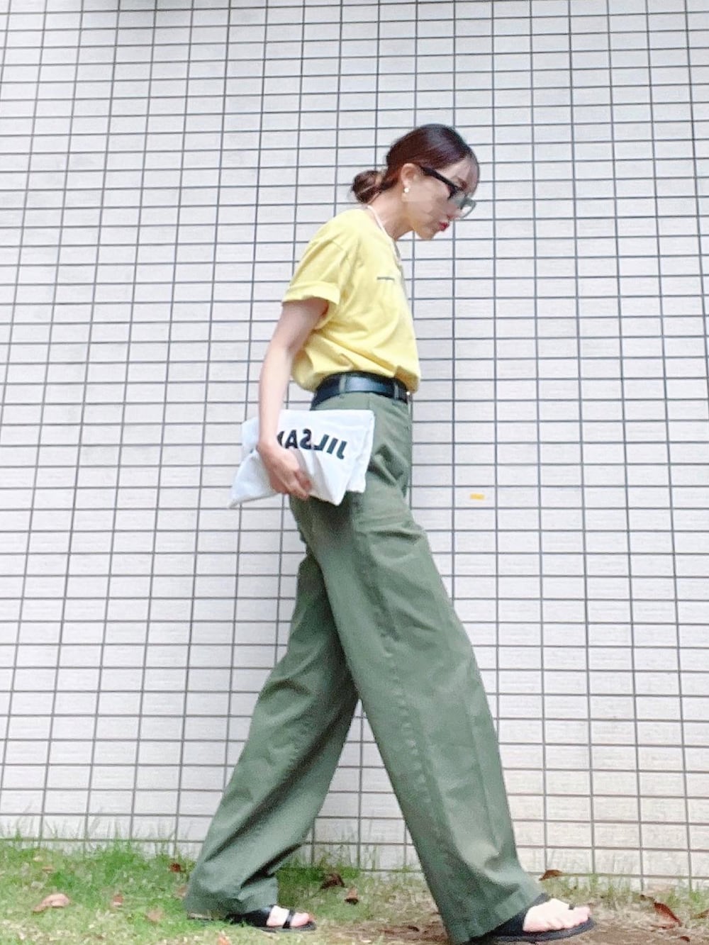 ホワイト系のバッグ、グリーン系のパンツ、イエロー系のTシャツ/カットソーを着用したレディースの夏コーディネートの2枚目の写真