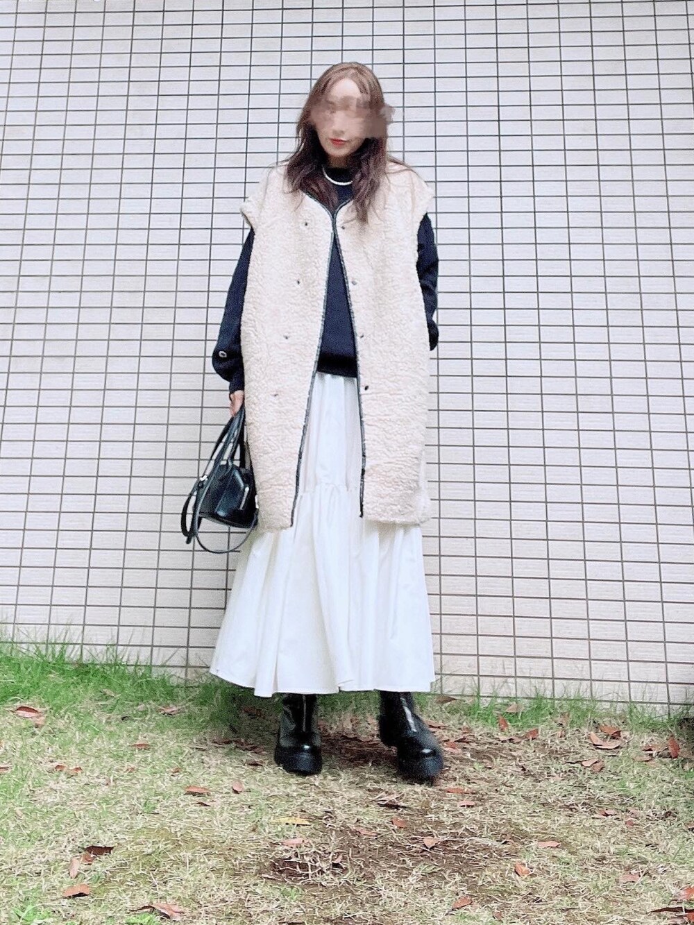 「秋冬コーデ、オトナカジュアル、秋服、ボア、ベスト、スウェット、Champion、mite、GRL、ロングスカート、レイヤードスタイル、ショートブーツ、プチプラ、パールネックレス」｜「Championのアイテム（スウェット、ブラック系）」を使った、chan-miさん（レディース・163cm）の秋コーディネートの2枚目の写真