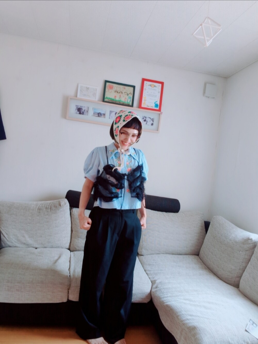 ブラック系のキャミソール、ブルー系のシャツ/ブラウスを着用したレディースの秋コーディネートの2枚目の写真