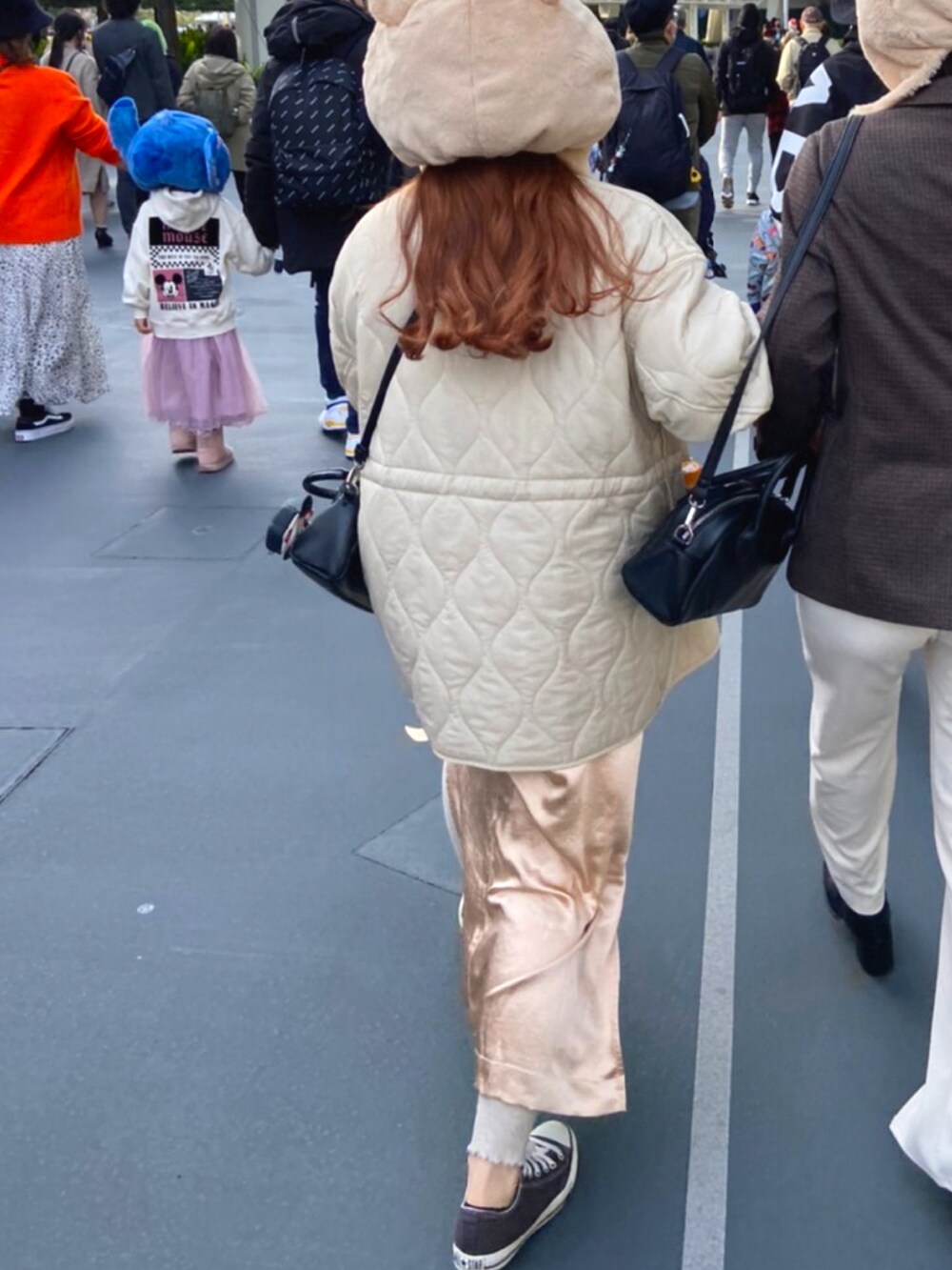 ブラック系のショルダーバッグ、ベージュ系のミリタリージャケット、ベージュ系のワンピースを着用したレディースの秋コーディネートの2枚目の写真