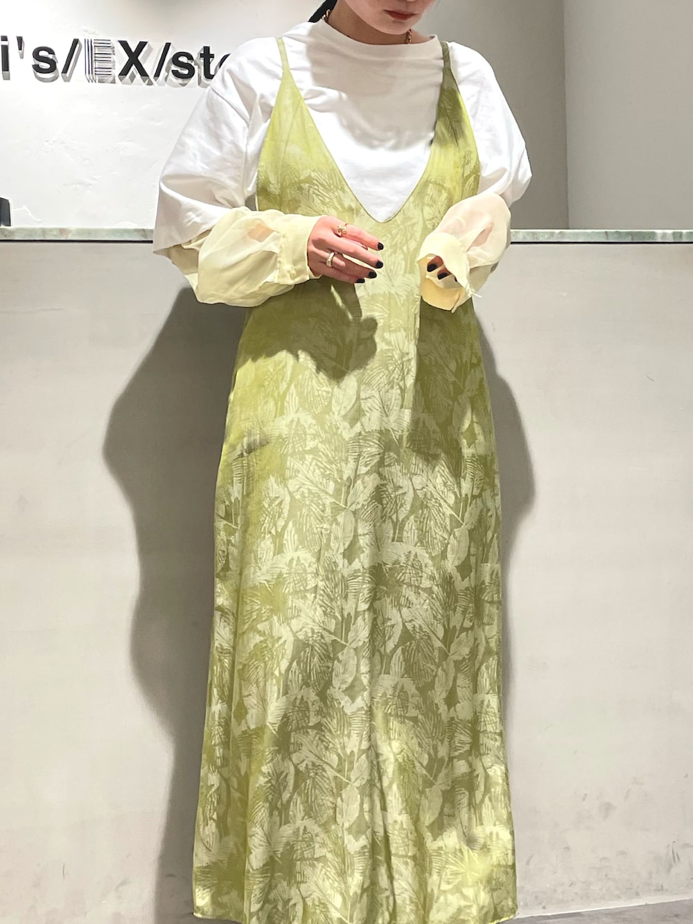 ホワイト系のTシャツ/カットソー、グリーン系のワンピース、ブラック系のドレスシューズを着用したレディースの春コーディネートの2枚目の写真