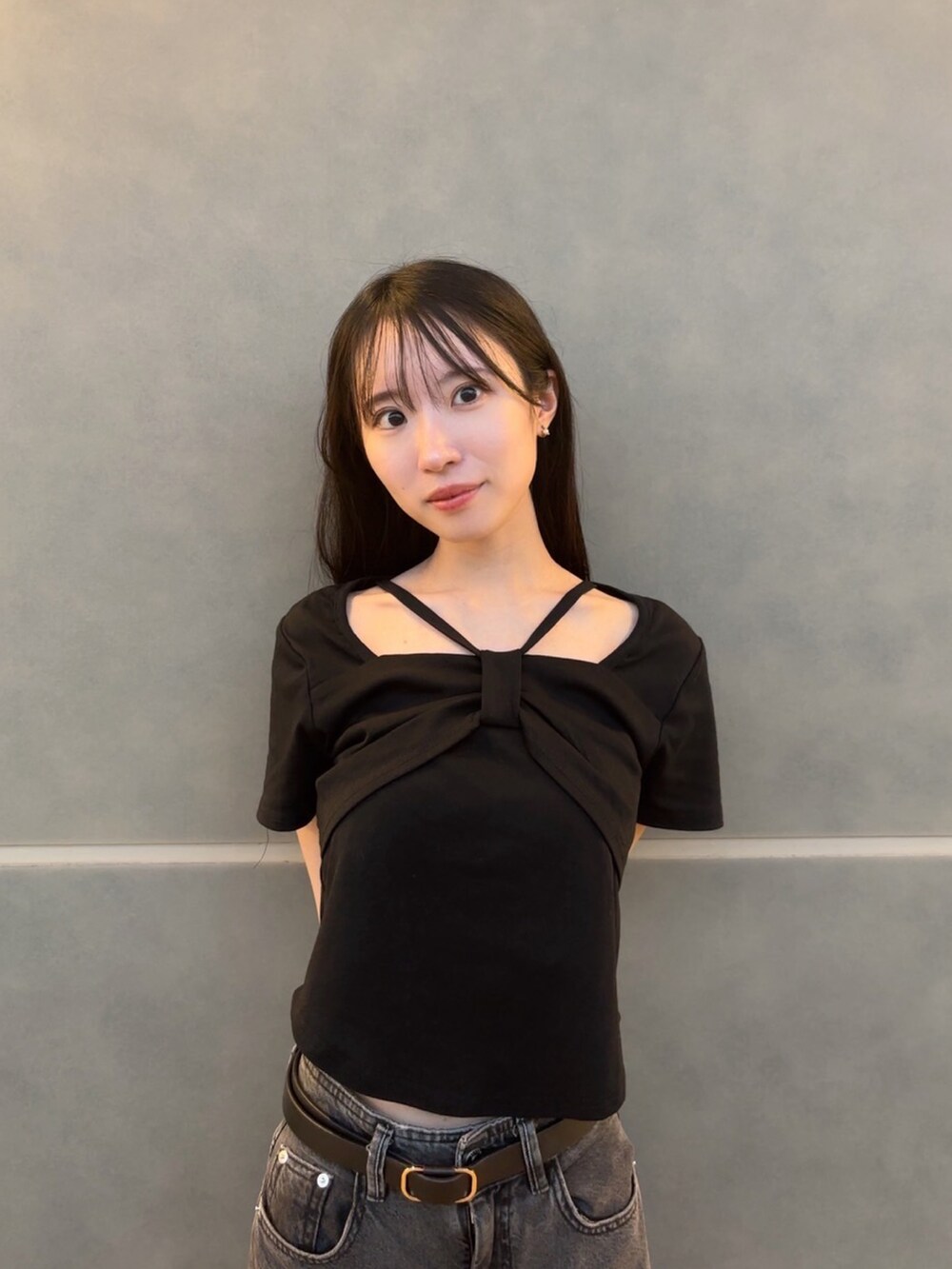 ブラック系のサンダル、ブラック系のTシャツ/カットソー、ブラック系のデニムパンツを着用したレディースの夏コーディネートの3枚目の写真