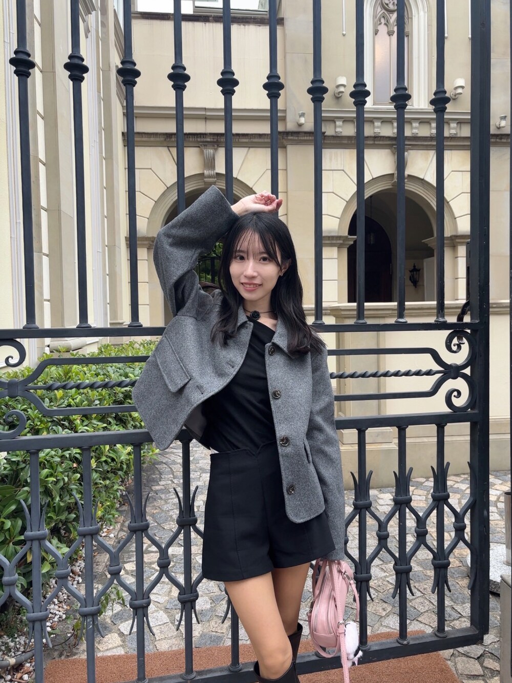 グレー系のジャケット/アウター、ブラック系のパンツ、ピンク系のバッグを着用したレディースの秋コーディネートの4枚目の写真