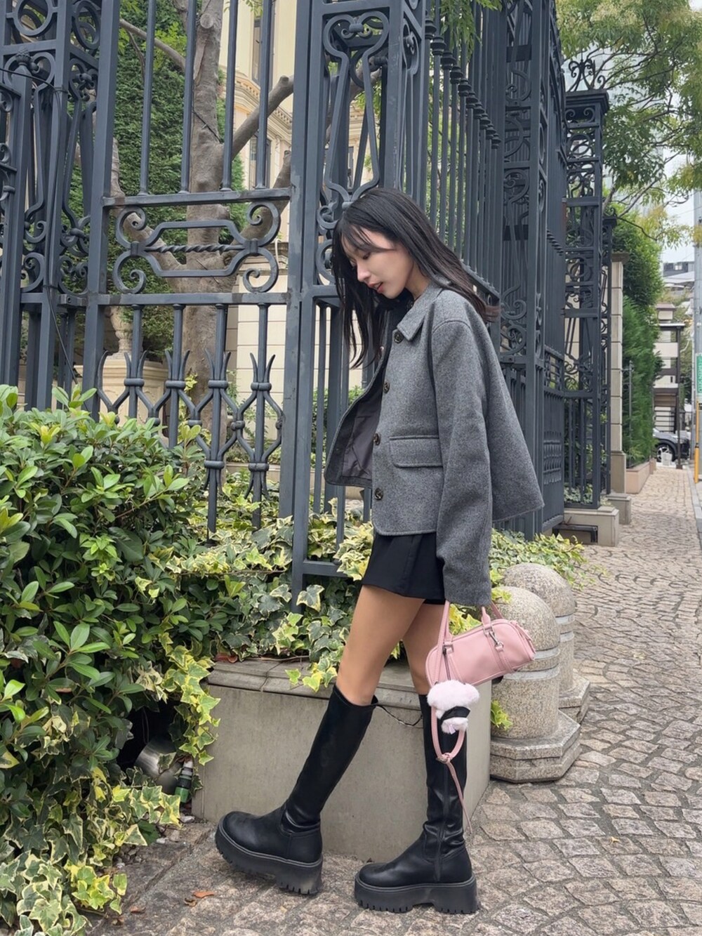 グレー系のジャケット/アウター、ブラック系のパンツ、ピンク系のバッグを着用したレディースの秋コーディネートの3枚目の写真