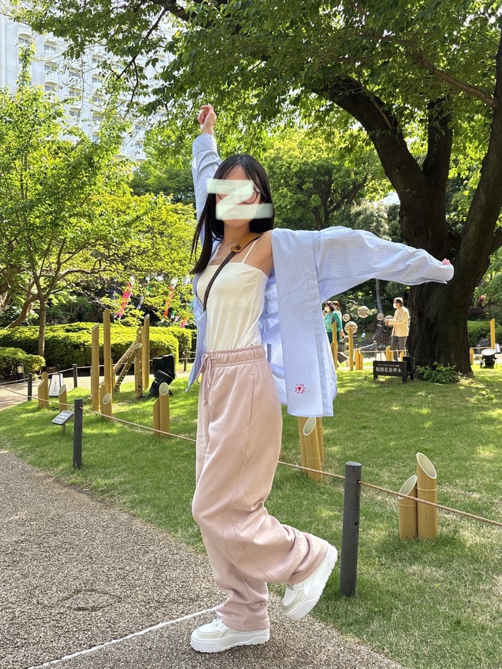 ブルー系のシャツ/ブラウス、ホワイト系のスニーカー、ホワイト系のキャミソールを着用したレディースの春コーディネートの3枚目の写真