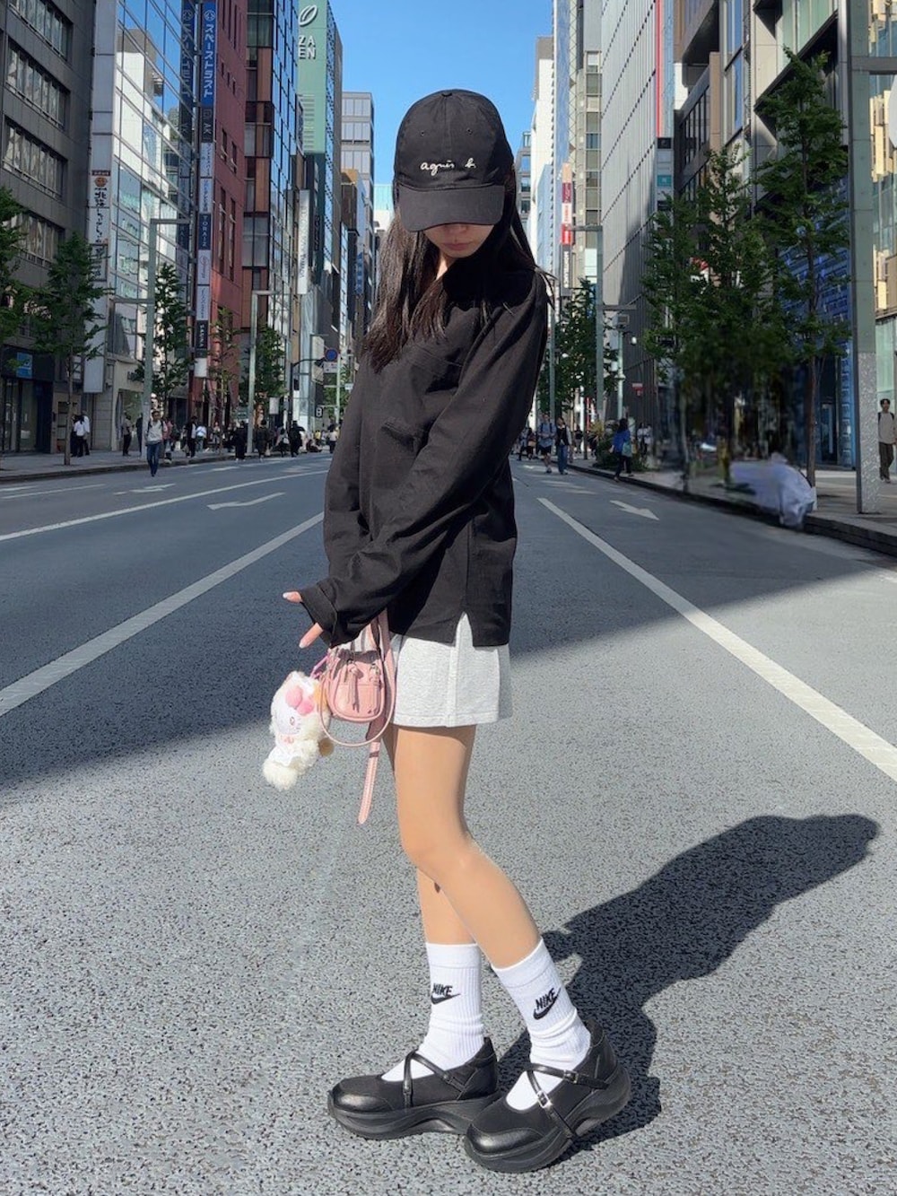 ブラック系のスニーカー、レッド系のニット/セーター、ブラック系のTシャツ/カットソーを着用したレディースの春コーディネートの2枚目の写真