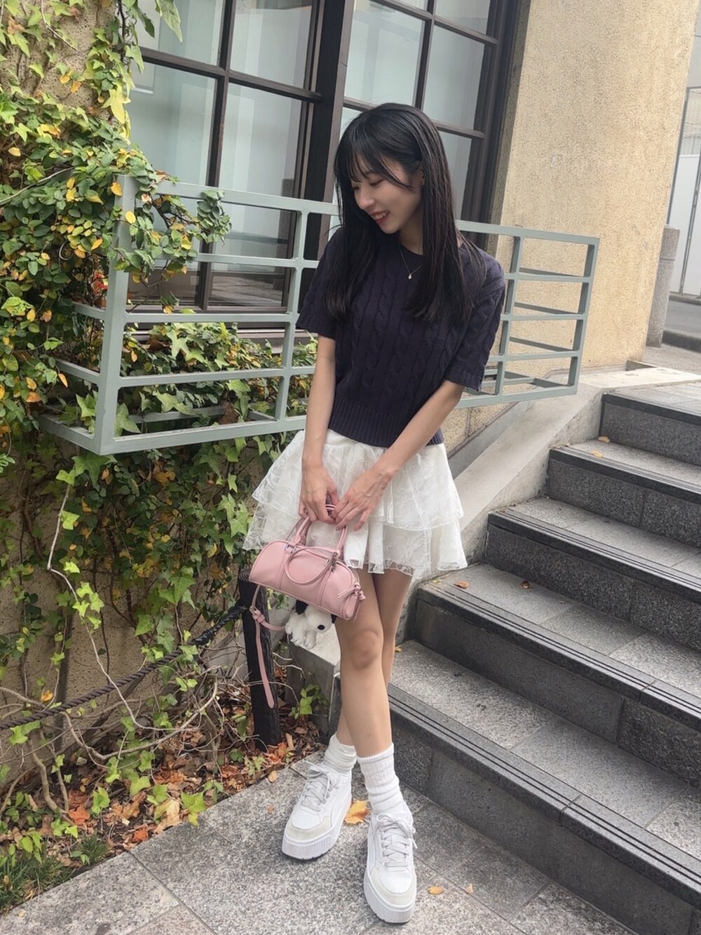 ホワイト系のスニーカー、ブルー系のトップス、ホワイト系のスカートを着用したレディースの夏コーディネートの3枚目の写真