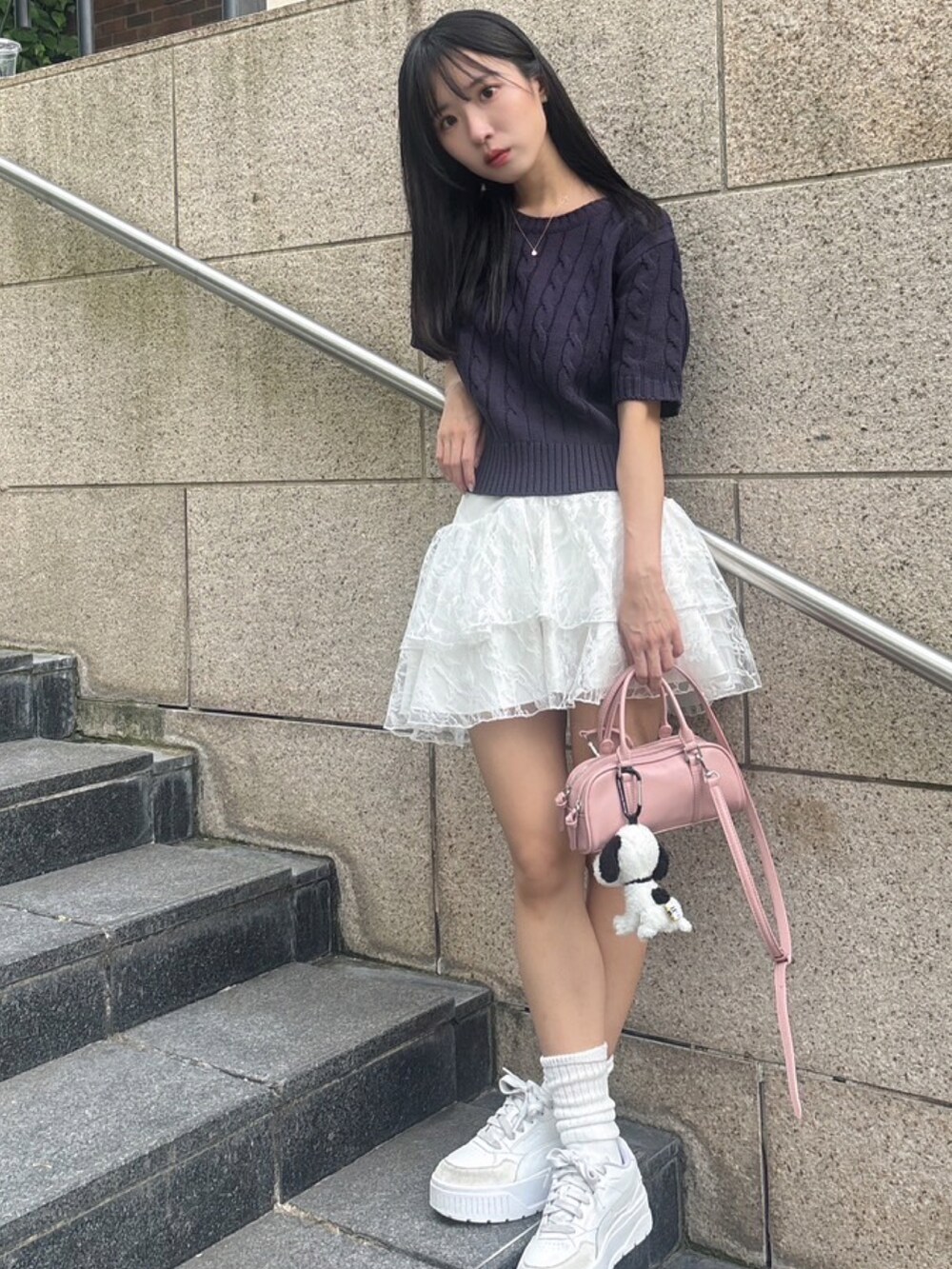 ホワイト系のスニーカー、ブルー系のトップス、ホワイト系のスカートを着用したレディースの夏コーディネートの4枚目の写真