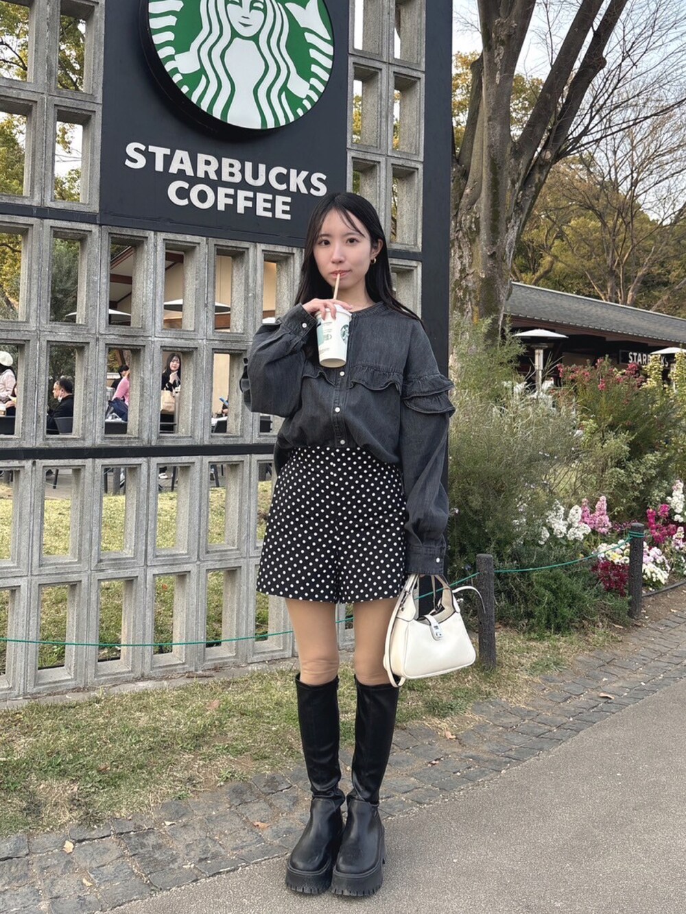 グレー系のシャツ/ブラウス、ブラック系のパンツ、ブラック系のブーツを着用したレディースの春コーディネートの3枚目の写真