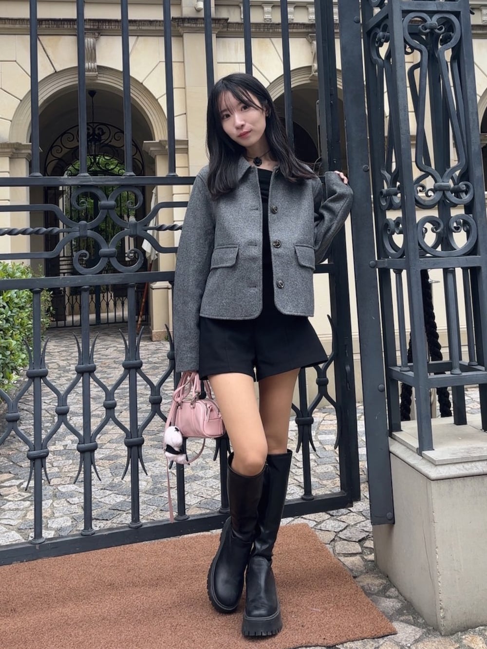 グレー系のジャケット/アウター、ブラック系のパンツ、ピンク系のバッグを着用したレディースの秋コーディネートの2枚目の写真