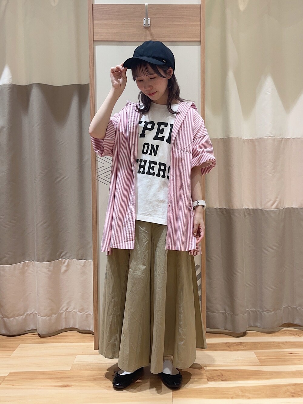 ホワイト系のTシャツ/カットソー、ピンク系のシャツ/ブラウス、ベージュ系のその他パンツを着用したレディースの春コーディネートの2枚目の写真