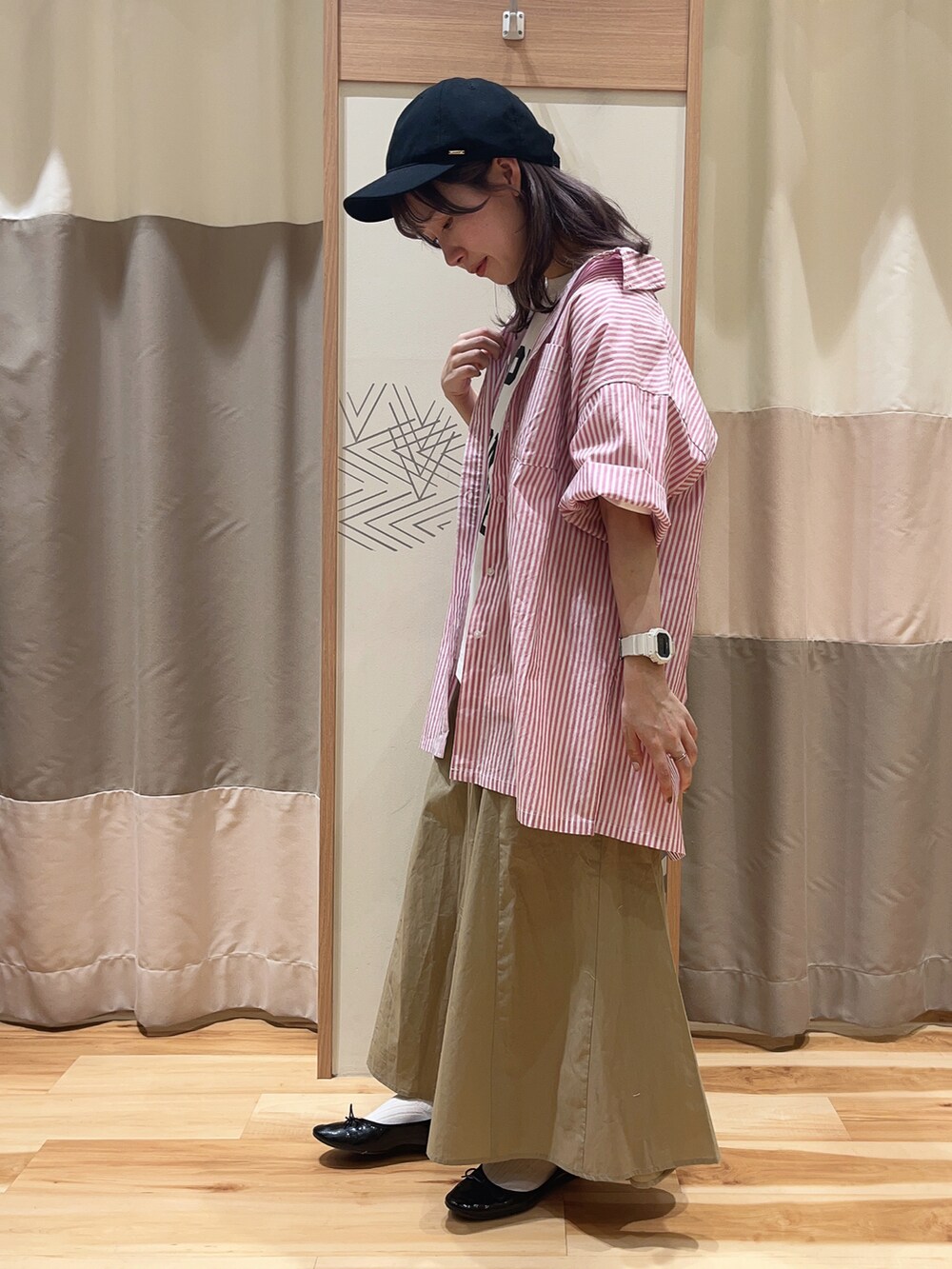ホワイト系のTシャツ/カットソー、ピンク系のシャツ/ブラウス、ベージュ系のその他パンツを着用したレディースの春コーディネートの3枚目の写真