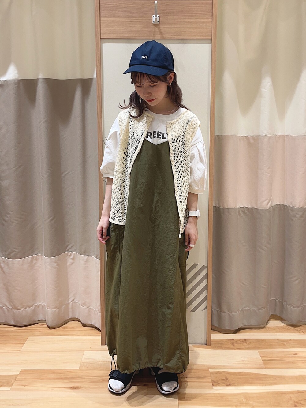 ホワイト系のTシャツ/カットソー、グリーン系のワンピースを着用したレディースの春コーディネートの2枚目の写真