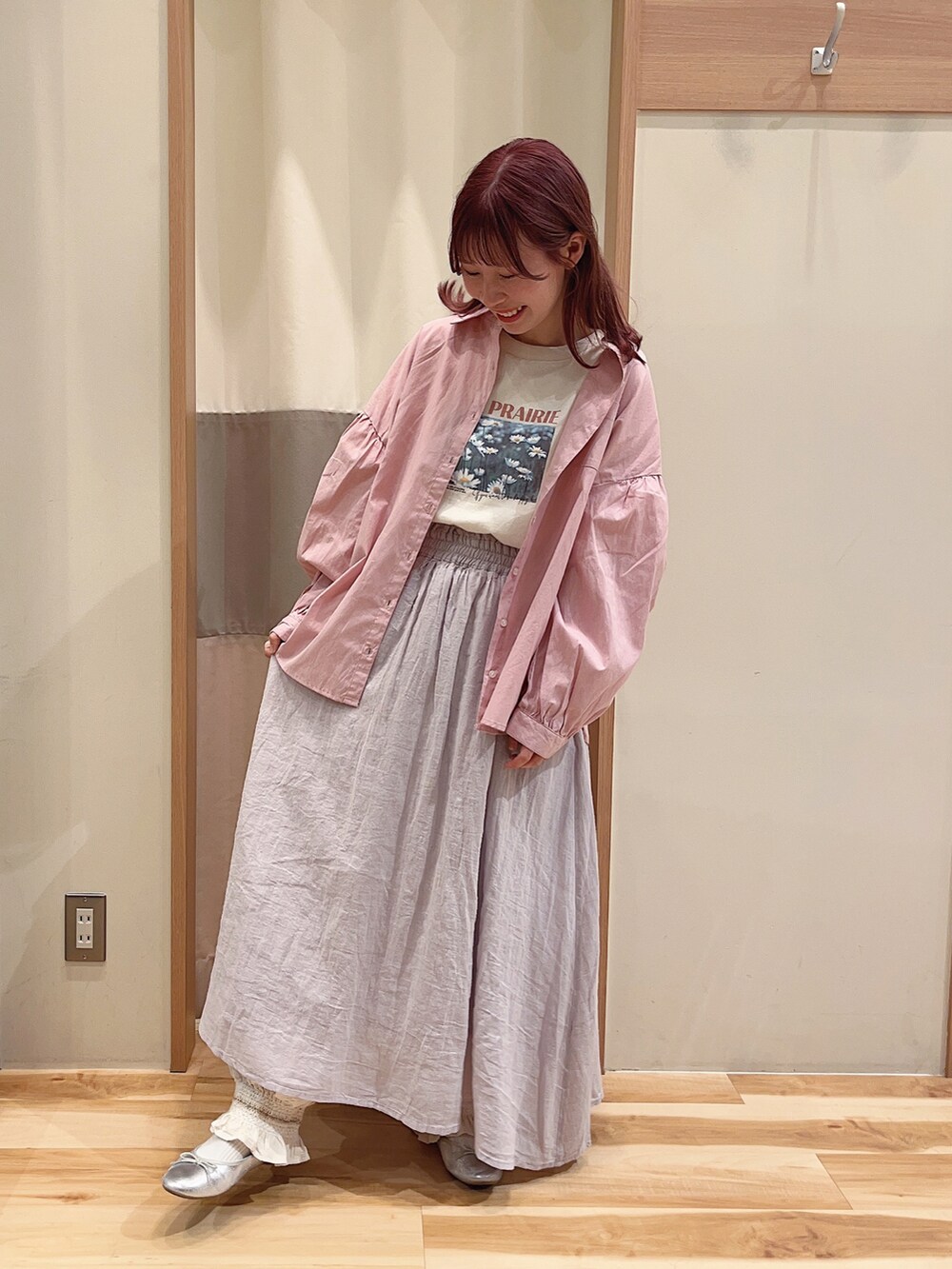 ピンク系のスカート、ベージュ系のTシャツ/カットソー、ピンク系のシャツ/ブラウスを着用したレディースの春コーディネートの2枚目の写真