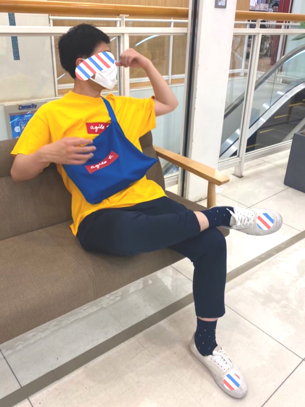 ホワイト系のスニーカーを着用したメンズの夏コーディネートの2枚目の写真