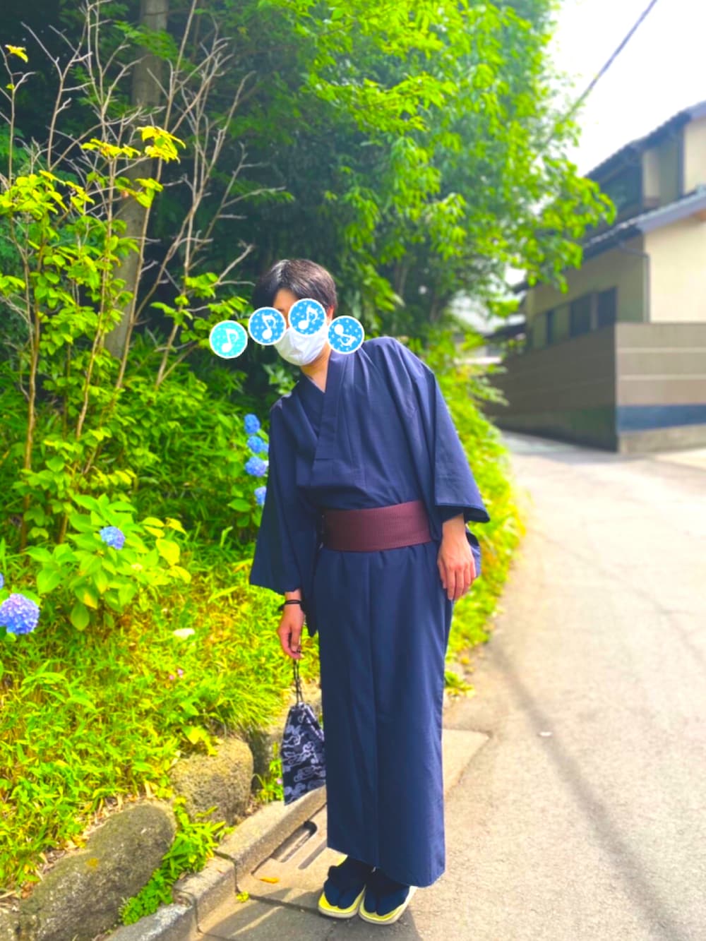 ブルー系の浴衣を着用したメンズの夏コーディネートの2枚目の写真