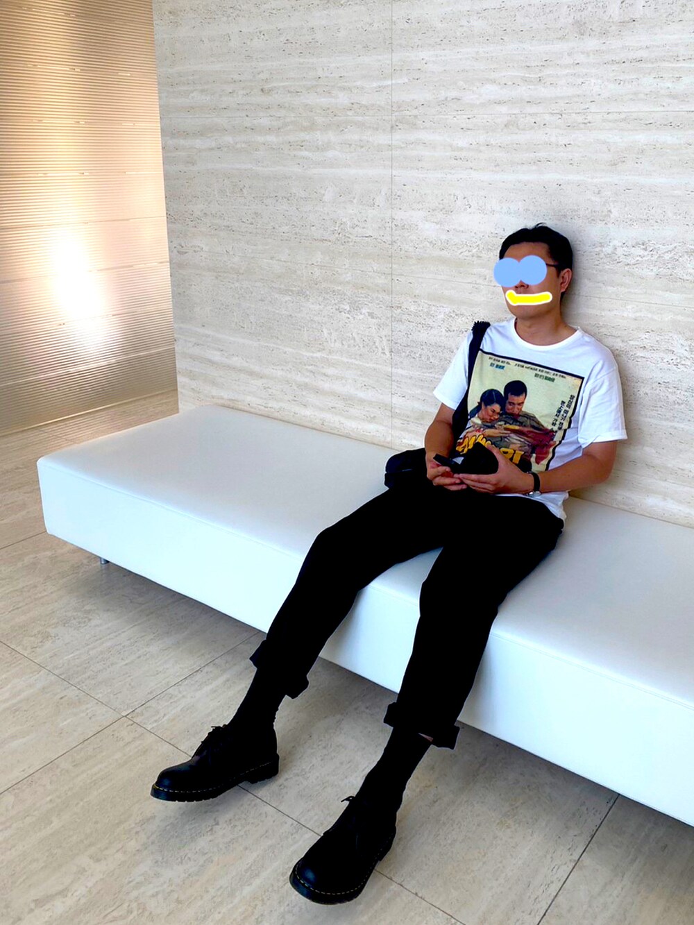 ブラック系のローファー、ホワイト系のTシャツ/カットソーを着用したメンズの夏コーディネートの2枚目の写真