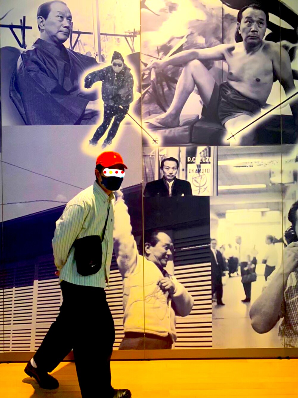 ブラック系のショルダーバッグ、ブルー系のマスクを着用したメンズの夏コーディネートの2枚目の写真