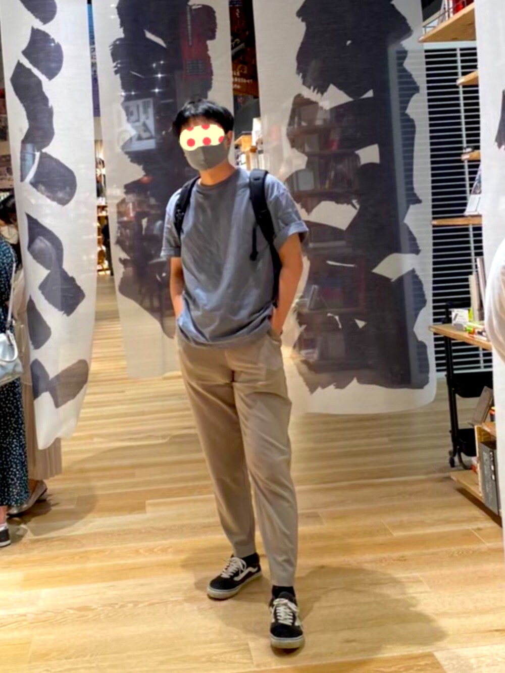 ブラック系のスニーカー、ブラック系のバックパック/リュックを着用したメンズの夏コーディネートの2枚目の写真