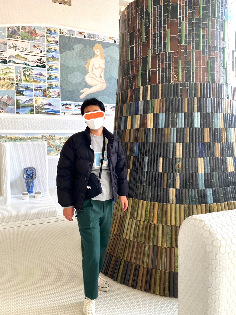 ホワイト系のスニーカー、グリーン系のパンツを着用したメンズの秋コーディネートの2枚目の写真