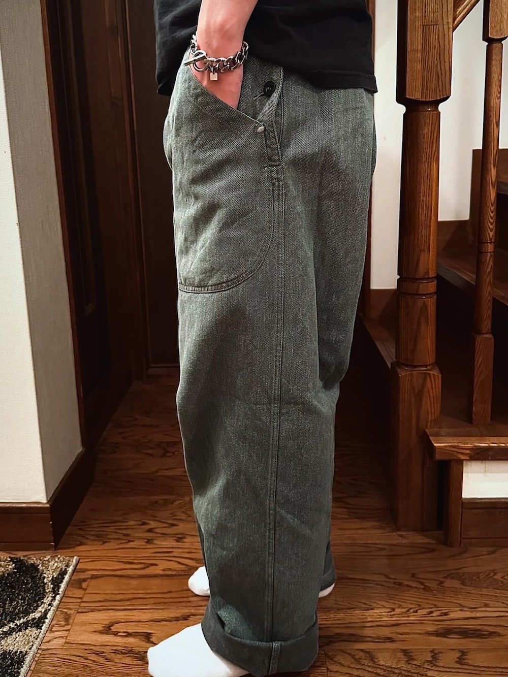 「古着MIX、オトナカジュアル、スイス軍、デニムワークパンツ、バンドT、シルバーアクセサリー、メンズファッション、メンズライク、お洒落さんとつながりたい、夏コーデ、ワイドパンツ、デニムパンツ、いいね、save、フォローお願いします🤑、お出かけコーデ、アツいコーデ全部見せ」|「MILITARYのスイス軍 / 50s 前期型 ヴィンテージデニムワークパンツ(デニムパンツ、グレー系)」を使った、がんぽん兄さん(メンズ・176cm)の夏コーディネートの2枚目の写真