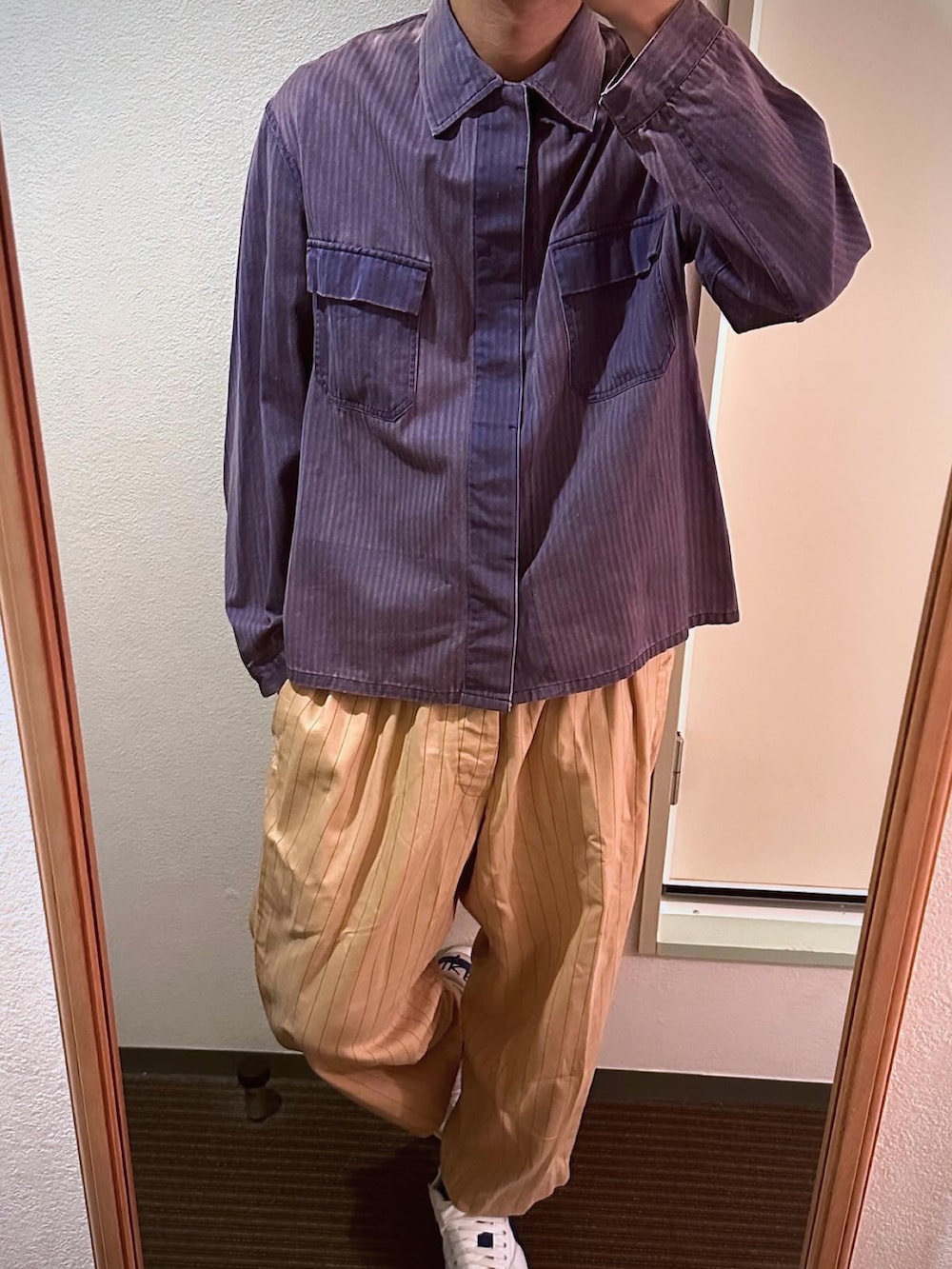 「夏コーデ、ユーロ古着、ユーロヴィンテージ、へリンボーン、ストライプパンツ、スニーカー、シンプルコーデ、メンズライク、メンズコーデ、いいね、save、フォローお願いします🤑、おしゃれさんと繋がりたい、大人カジュアル、きれいめカジュアル、ワイドパンツ、Vネック」|「HAVERSACKのHAVERSACK/Doble cloth stripe(パンツ、ベージュ系)」を使った、がんぽん兄さん(メンズ・176cm)の夏コーディネートの2枚目の写真