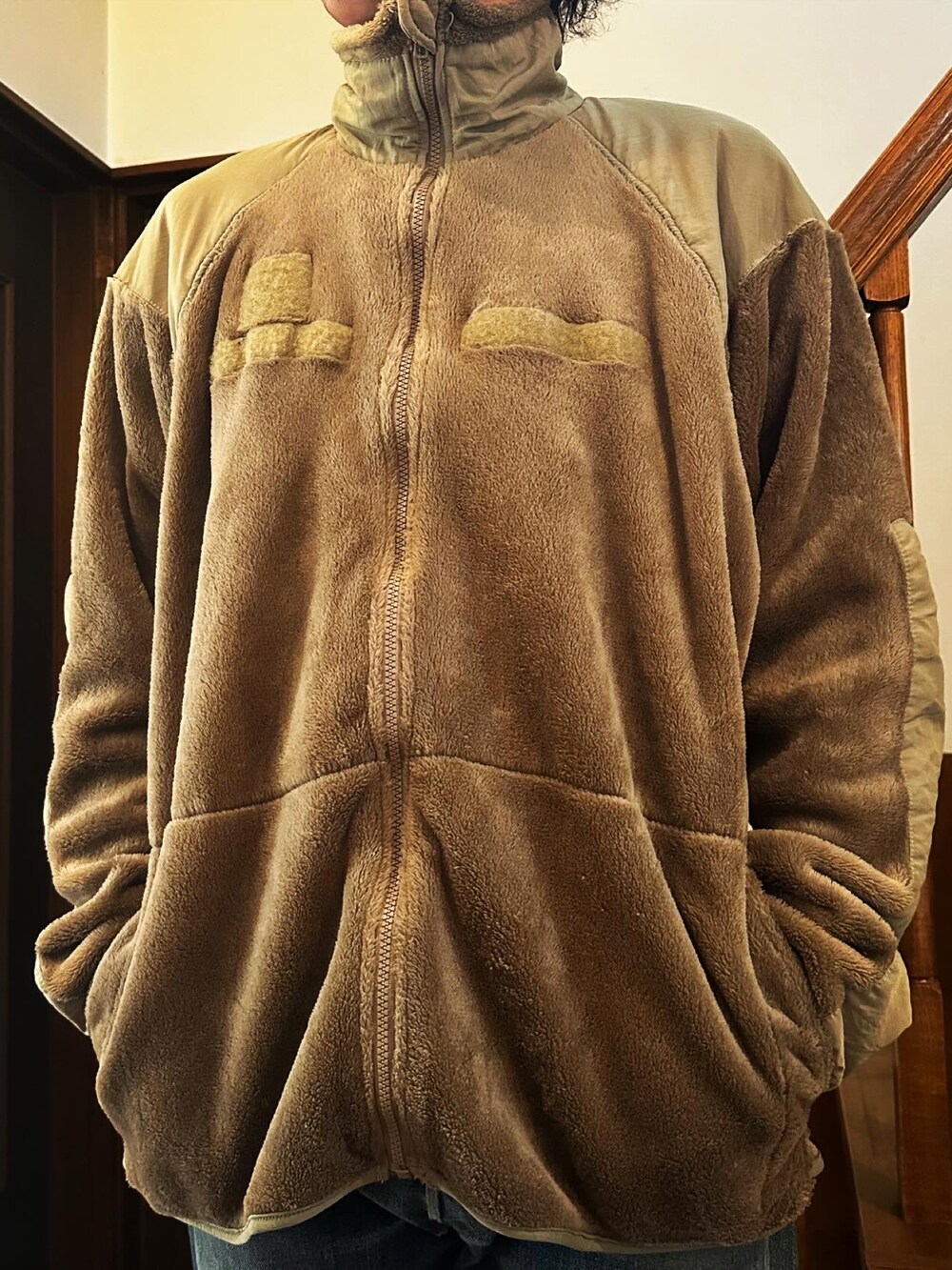 ブルー系のデニムパンツ、ブラック系のMA-1、グリーン系のミリタリージャケットを着用したメンズの冬コーディネートの3枚目の写真