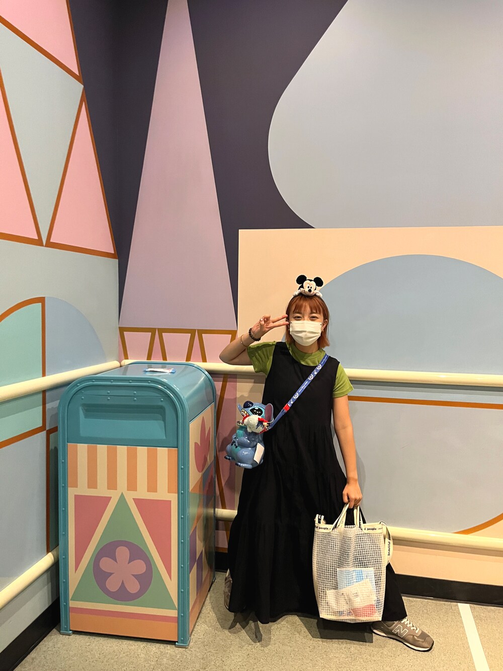 ホワイト系のトートバッグ、グレー系のスニーカーを着用したレディースの春コーディネートの2枚目の写真